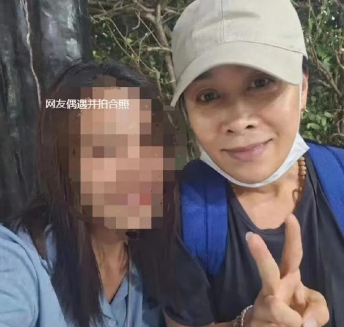 那英請(qǐng)辭音樂(lè)節(jié)后現(xiàn)身泰國(guó)度假，那英名字打分，解析