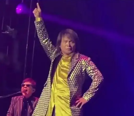 伍佰演唱會麥克風都不拿了？伍佰名字打分，解析