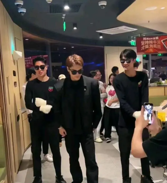 朱梓驍海底撈跳“科目三”，朱梓驍名字打分，解析