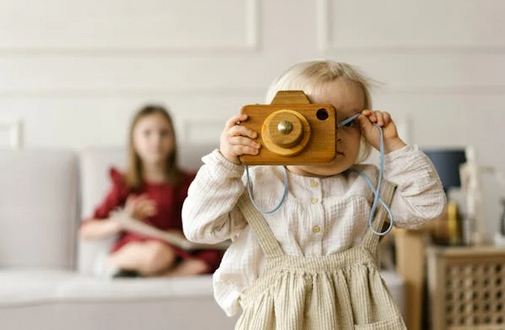 一名字，一詩詞，一乾坤。“腹有詩書氣自華”，名字是伴隨人一生的印記，若能從千古詩詞中采擷靈感，便如同給生命刻下了一道書香烙印。今天給大家分享取自詩詞名句里的男孩女孩名，滿是書香氣質，獨特好記!  取自詩詞名句里的男孩女孩名  枕書?  出處：陸游《題老學庵壁》“太平民樂無愁嘆，衰老形枯少睡眠。喚得南村跛童子，煎茶掃地亦隨緣。” 引申自 “枕經籍書” 的治學之道，暗合陸游 “讀書有味身忘老” 的詩意。?  解析：“枕書” 二字自帶 “與書為伴” 的清雅，避開 “書翰”“書恒” 等常見組合，讀音平緩有書卷氣。寓意孩子以書為友，學識淵博且心性沉靜，自帶文人風骨，獨特又耐品。?  時珩?  出處：屈原《九章?懷沙》“懷瑾握瑜兮，窮不知所示”，“珩” 為古玉器，與 “瑾瑜” 同源卻更小眾。?  解析：“時” 指時序流轉、把握當下，“珩” 指玉飾，象征君子之德。名字平仄相間(陽平 + 陽平)，讀音響亮不拗口，既藏 “懷玉之德” 的品性，又含 “惜時奮進” 的志向，避開 “瑾瑜”“景瑜” 等高頻名，獨特性拉滿。?  清川?  出處：王維《歸嵩山作》“清川帶長薄，車馬去閑閑”?  解析：“清川” 是 “清澈河流” 的詩意寫照，比 “海川”“澤川” 更顯空靈。“清” 是品性純粹，“川” 是胸懷開闊，名字自帶 “流水潺潺” 的靜謐感，寓意孩子如清川般通透豁達，行事從容不迫，小眾且有畫面感。?  景湛?  出處：謝朓《晚登三山還望京邑》“余霞散成綺，澄江凈如練”，“湛” 取 “澄湛” 之意，比 “澄” 更古雅。?  解析：“景” 是光影流轉，“湛” 是清澈深邃，二字組合自帶 “江天一色” 的開闊意境。名字避開 “景澄”“景明” 等常見款，讀音沉穩有力，寓意孩子心胸如澄江般開闊，品性如秋水般澄澈，小眾而有格調。?  星遙?  出處：張九齡《望月懷遠》“海上生明月，天涯共此時”，引申自 “星漢迢迢” 的詩意。?  解析：“星” 是夜空璀璨，“遙” 是心懷遠方，名字自帶 “逐星而行” 的浪漫與志向。比 “星宇”“星澤” 更顯靈動，讀音輕快不厚重，寓意孩子目光長遠，心懷星辰大海，既有追夢的勇氣，又有獨特的浪漫氣質。  松筠(sōng yún)：取自杜甫《贈王判官》“未負幽人趣，兼全直士風。隱居欲就廬山遠，麗藻初逢休上人”，松與竹象征堅韌不拔、高潔正直的品格。  亦誠(yì chéng)：出自《中庸》“誠者，天之道也;誠之者，人之道也”，寓意待人真誠，堅守本心，擁有純粹坦蕩的品格。  澤川(zé chuān)：取自《易經·系辭》“鼓之以雷霆，潤之以風雨”，澤指恩澤，川指江河，寓意心懷仁厚，福澤深厚，氣度如江河般寬廣  時珩(shí héng)：出自劉禹錫《陋室銘》“無絲竹之亂耳，無案牘之勞形”，珩為古玉器，時指時光，寓意惜時奮進，如美玉般品德高尚、溫潤堅韌。  慕遠(mù yuǎn)：取自諸葛亮《誡子書》“非淡泊無以明志，非寧靜無以致遠”，慕指向往，遠指遠方，寓意心懷志向，追求高遠理想，不懈奮斗。  二、詩意女孩名：含草木靈秀，藏溫婉才情(冷門有韻味)?  清芷(qīng zhǐ)：源于《楚辭·九歌·湘夫人》“沅有芷兮澧有蘭，思公子兮未敢言”，芷為香草，寓意品性高潔，氣質清新脫俗，不染塵俗。  念昔(niàn xī)：取自陶淵明《歸園田居》“暖暖遠人村，依依墟里煙”，念指心念，昔指美好往昔，寓意心懷感恩，珍惜生活中的點滴美好。  青衿(qīng jīn)：出自《詩經·鄭風·子衿》“青青子衿，悠悠我心”，青衿為古代學子服飾，寓意熱愛詩書，才情內斂，氣質文雅。  知柳(zhī liǔ)：取自賀知章《詠柳》“碧玉妝成一樹高，萬條垂下綠絲絳”，知指知曉，柳指楊柳，寓意如楊柳般靈動溫婉，心思細膩聰慧，氣質清新脫俗。  夢澤(mèng zé)：出自孟浩然《望洞庭湖贈張丞相》“氣蒸云夢澤，波撼岳陽城”，夢指夢境，澤指水澤，寓意如云夢澤般空靈夢幻，氣質溫婉大氣，心懷廣闊。  汀蘭?  出處：范仲淹《岳陽樓記》“岸芷汀蘭，郁郁青青”?  解析：“汀” 是水邊平地，“蘭” 是香草，二字組合勾勒出 “水邊蘭草” 的清雅畫面。避開 “蘭馨”“芷蘭” 等常見名，讀音輕柔婉轉(陰平 + 陽平)，自帶 “蘭芷之香” 的溫婉。寓意孩子如汀蘭般清雅脫俗，品性高潔，小眾卻過目不忘。?  芷兮?  出處：屈原《九歌?湘夫人》“沅有芷兮澧有蘭，思公子兮未敢言”?  解析：“芷” 是香草，“兮” 是古典語氣助詞，比 “芷涵”“芷瑤” 更具詩詞韻律感。名字讀音柔美動聽(上聲 + 陰平)，自帶 “楚辭” 的典雅韻味，既藏 “香草美人” 的溫婉，又含 “不與俗同” 的獨特，小眾且有辨識度。  好啦，關于【取自詩詞名句里的男孩女孩名，滿是書香氣質，獨特好記!】相關內容分享就到這了，若需結合五行、生肖進一步定制，或想補充更多風格的名字，不要忘記收藏+關注名字網(mingziwang.cn)哦。